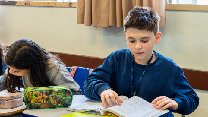 Foto de estudantes em sala de aula.