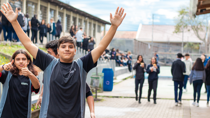 Foto de estudantes no pátio da escola.